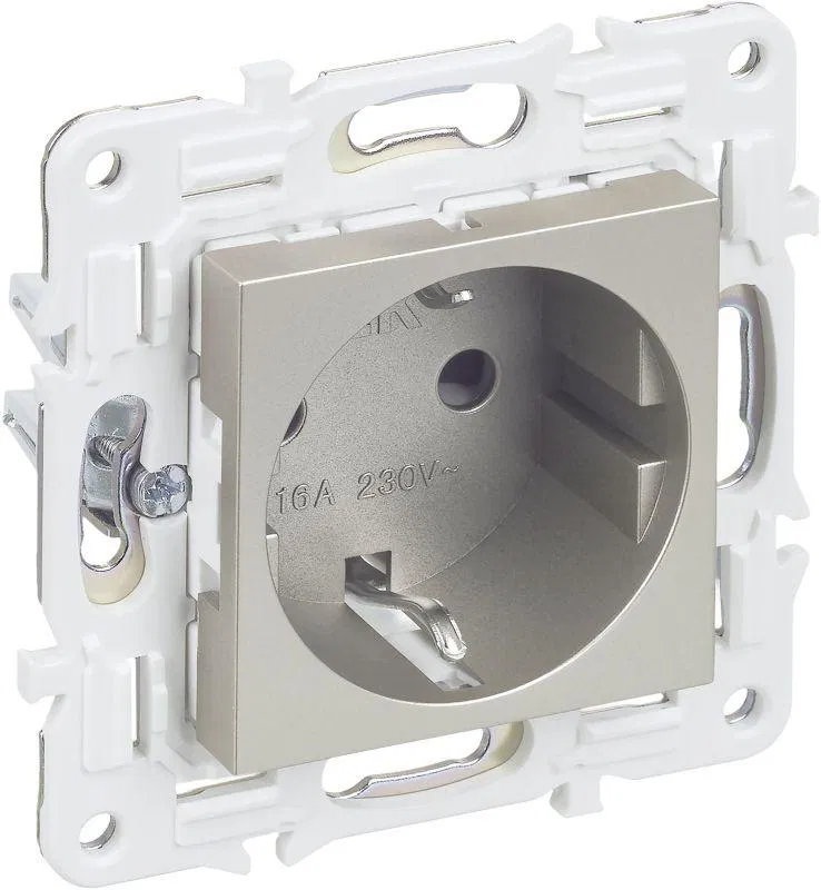 Розетка SKANDY 16А с заземл. защ. шторки SK-R04Sh шампань IEK SK-R14-16-K37
