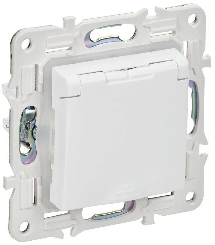 Розетка 1-м SKANDY 16А IP44 с заземл. защ. шторки с крышкой SK-R11W арктич. бел. IEK SK-R16-16-44-K01